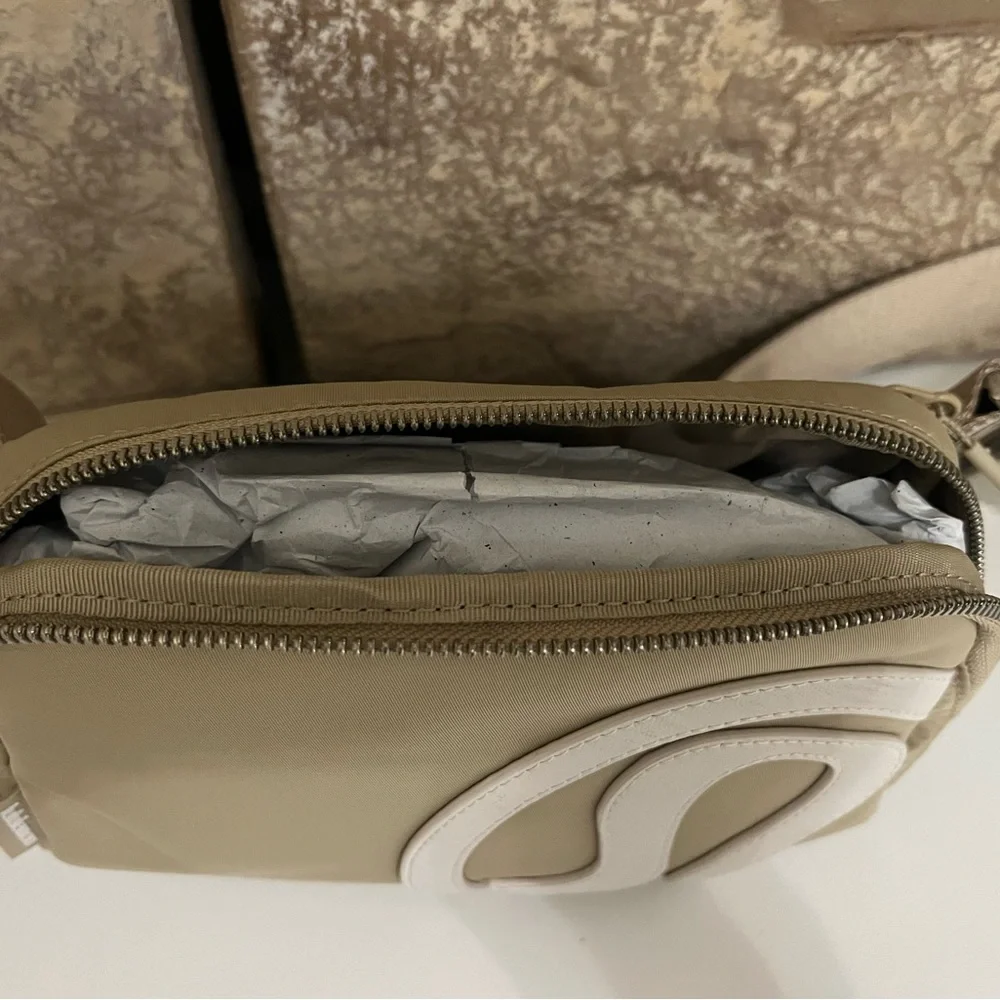 🚨🚨SOLD🚨🚨Lululemon belt bag trench with opal logo NWT - Picture 11 of 13